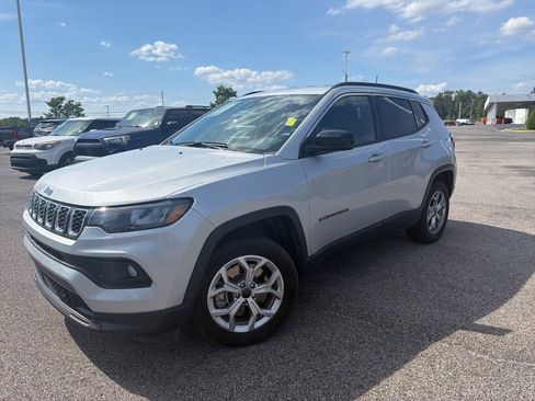 Used 2025 Jeep Compass Latitude AWD/4WD image 1