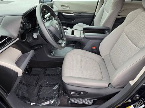Used 2024 Toyota Sienna LE image 10