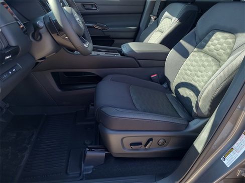 New 2025 Nissan Pathfinder SV image 12