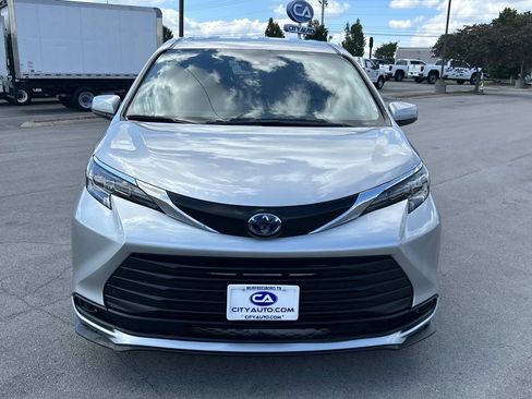 Used 2024 Toyota Sienna LE FWD image 11