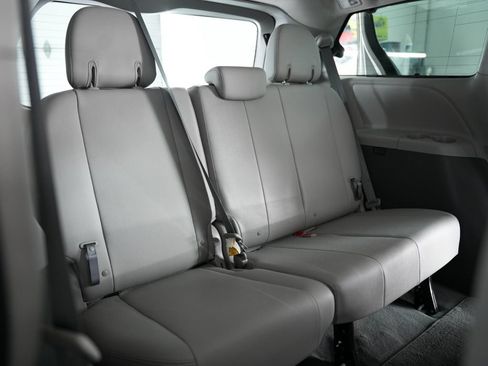 Used 2020 Toyota Sienna XLE w/ XLE Navigation Package FWD image 32