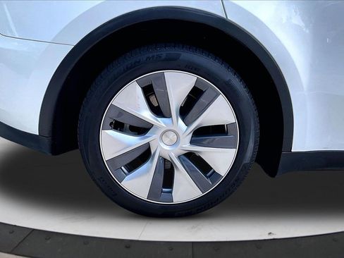 Used 2024 Tesla Model Y Long Range AWD/4WD image 35