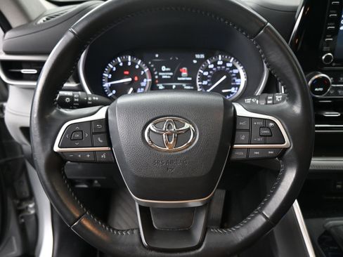 Used 2022 Toyota Highlander XLE image 11