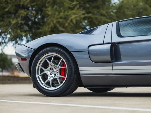 Used 2006 Ford GT RWD image 17