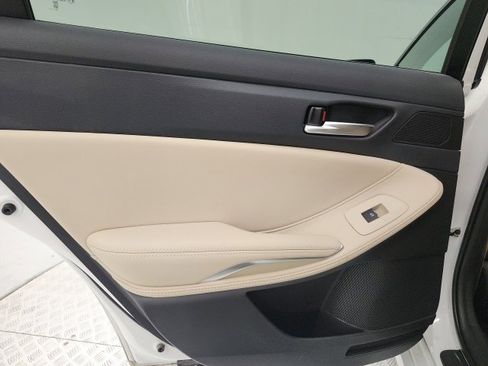 Used 2021 Toyota Avalon XLE w/ Moonroof Package image 9