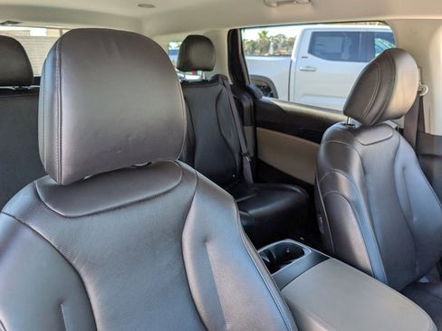 Used 2025 Kia Carnival image 3