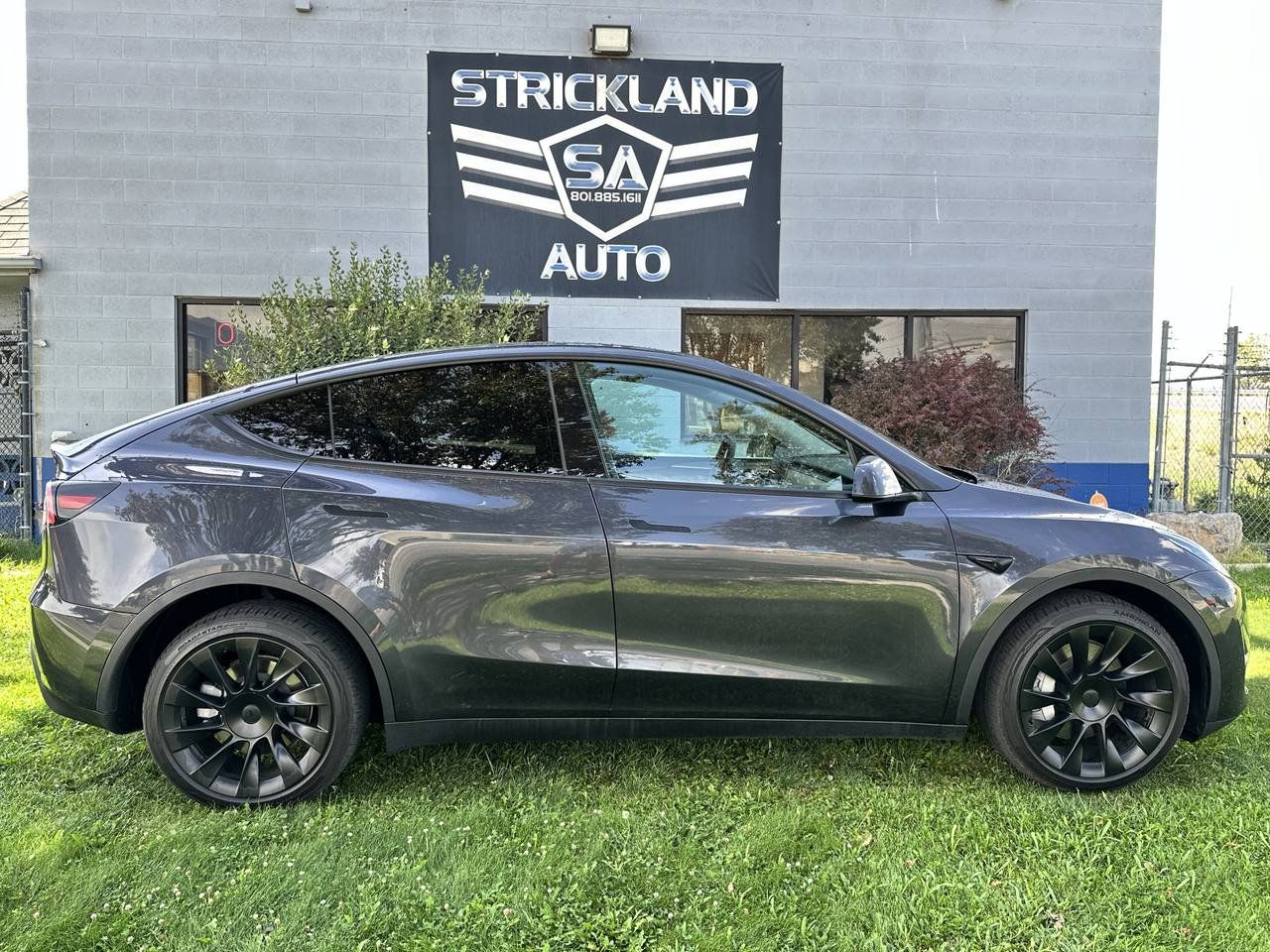 Used 2024 Tesla Model Y Long Range AWD/4WD image 5