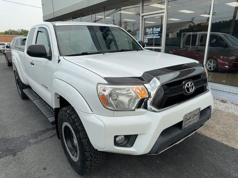 Used 2012 Toyota Tacoma 4x4 Access Cab V6 w/ TRD Off-Road Pkg image 2