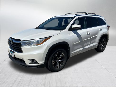 Used 2016 Toyota Highlander XLE AWD/4WD image 3