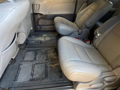 Used 2017 Toyota Sienna XLE Premium FWD image 18
