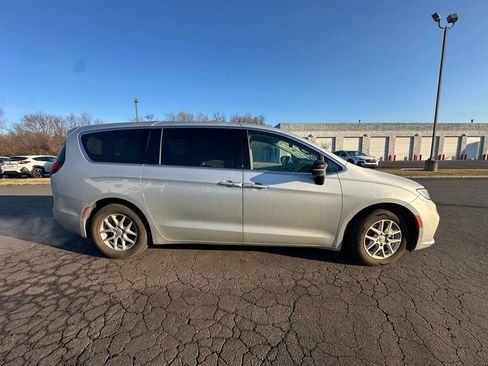 Used 2024 Chrysler Pacifica Touring-L FWD image 3
