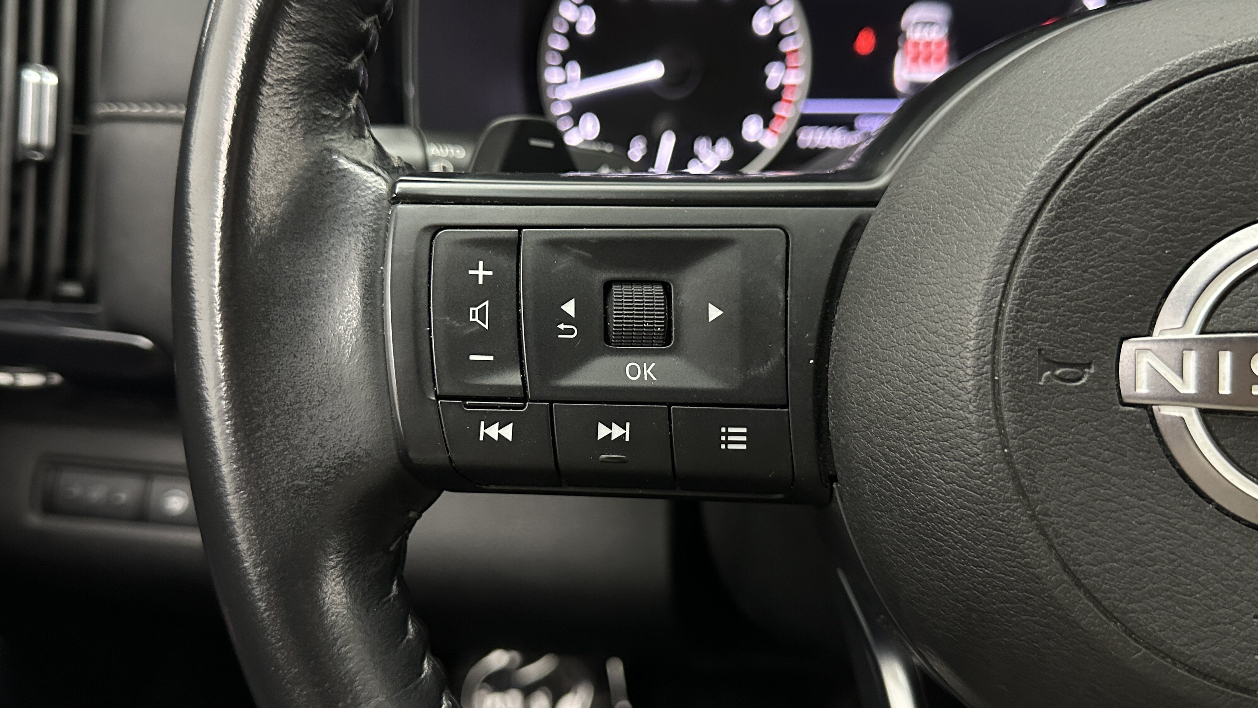 Used 2024 Nissan Pathfinder SV FWD image 23