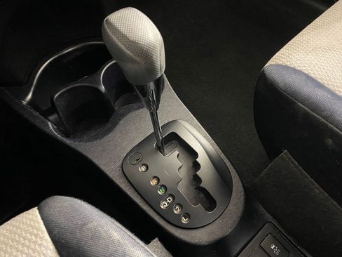 Used 2012 Toyota Yaris L image 17