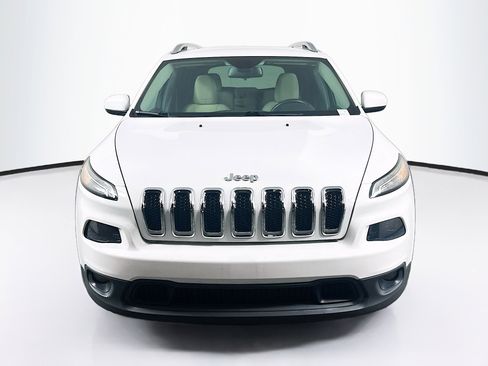 Used 2016 Jeep Cherokee Latitude FWD image 2