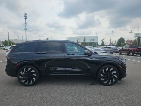 Used 2024 Lincoln Nautilus Reserve w/ Equipment Group 202A AWD/4WD image 2