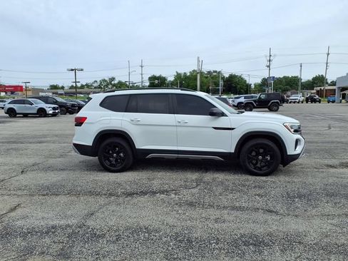 Used 2025 Volkswagen Atlas Peak Edition SE AWD/4WD image 12