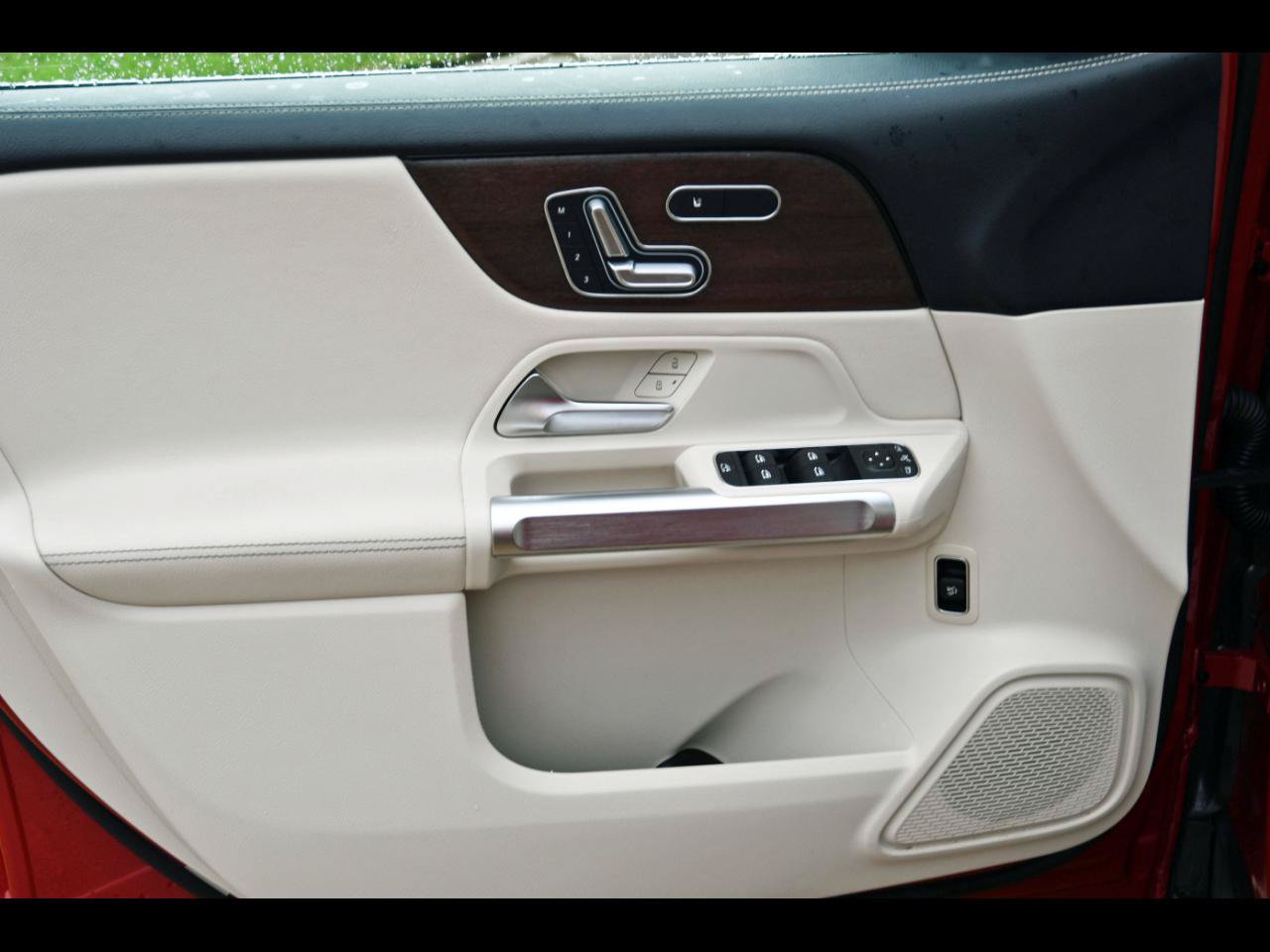 Used 2022 Mercedes-Benz GLB 250 w/ Premium Package image 7