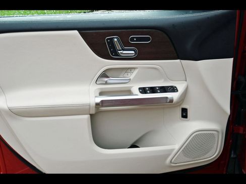 Used 2022 Mercedes-Benz GLB 250 w/ Premium Package image 7