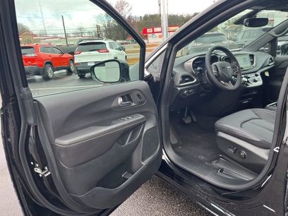 New 2026 Chrysler Pacifica Select