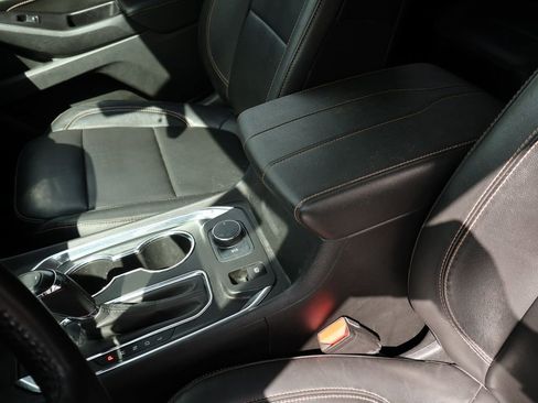 Used 2020 Chevrolet Traverse LT FWD image 20