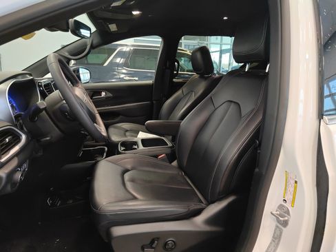 Used 2025 Chrysler Pacifica Select image 9