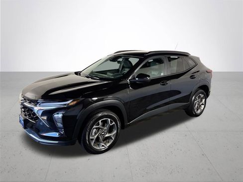 Used 2025 Chevrolet Trax LT image 2