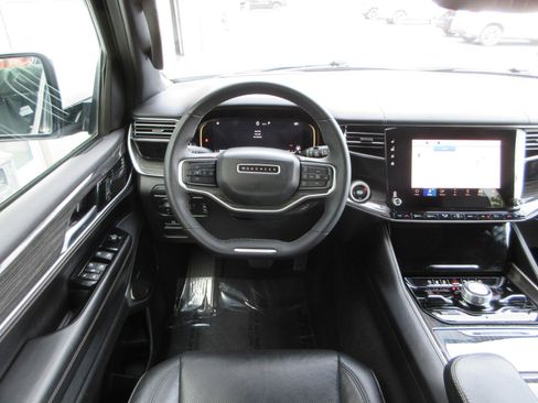 Used 2022 Jeep Wagoneer Series III w/ Premium Group I AWD/4WD image 38