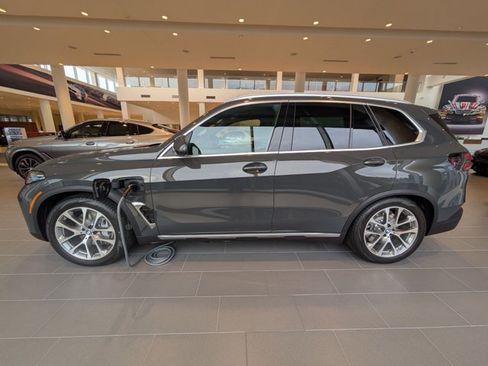 Used 2026 BMW X5 xDrive50e AWD/4WD image 9