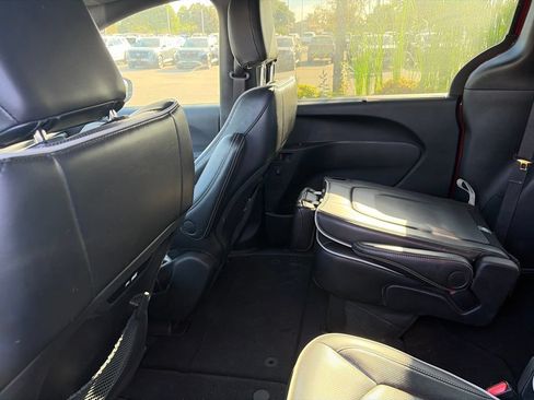 Used 2025 Chrysler Pacifica Limited FWD image 7