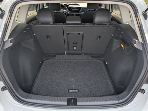 Used 2023 Volkswagen Taos SE w/ Panoramic Sunroof Package FWD image 16