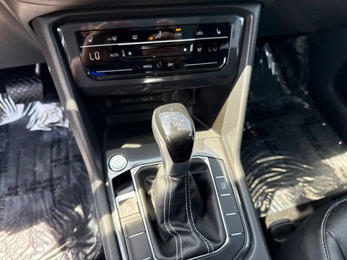 Used 2022 Volkswagen Tiguan SE w/ Panoramic Sunroof Package AWD/4WD image 14