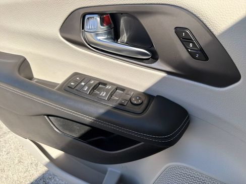 Used 2024 Chrysler Pacifica Touring-L FWD image 22