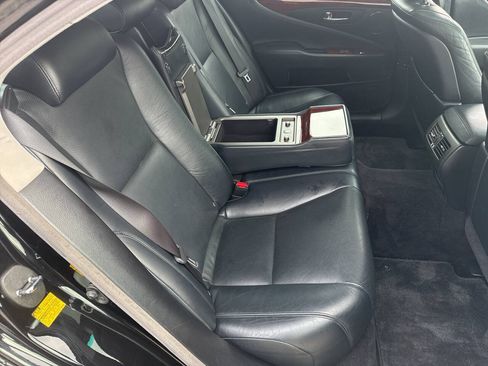 Used 2011 Lexus LS 460 AWD w/ Comfort Pkg image 18
