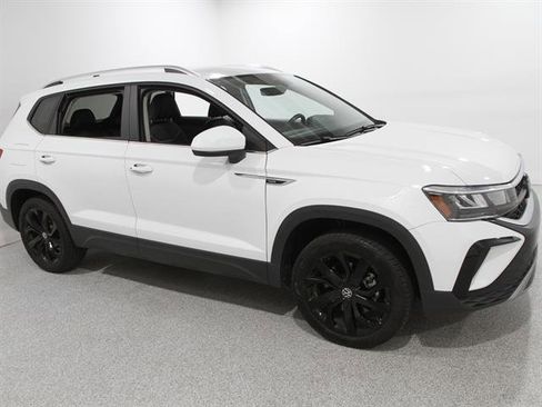 Used 2023 Volkswagen Taos SE image 1