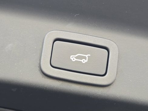 Used 2020 Jaguar F-PACE SVR image 30