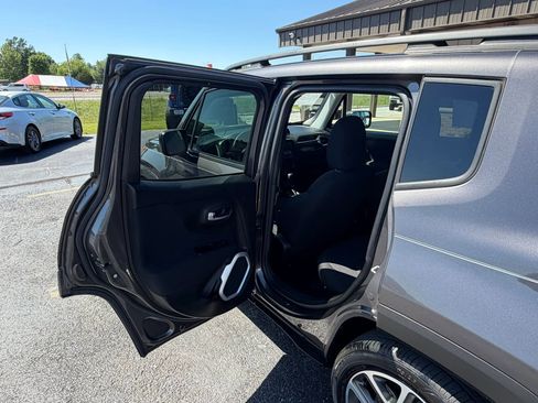 Used 2018 Jeep Renegade Latitude FWD image 19