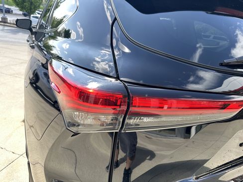 Used 2023 Toyota Highlander Limited image 11