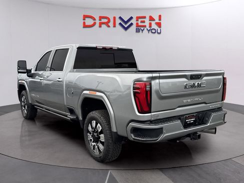 Used 2024 GMC Sierra 3500 Denali Ultimate AWD/4WD image 3