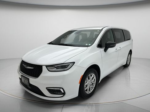 Used 2025 Chrysler Pacifica Select FWD image 3