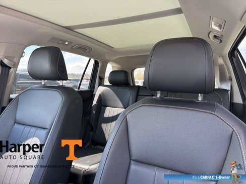 Used 2024 Volkswagen Tiguan SE w/ Panoramic Sunroof Package image 12