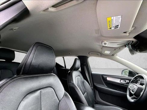 Used 2021 Volvo XC40 T4 Momentum w/ Premium Package image 17