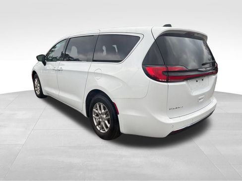 Used 2024 Chrysler Pacifica Touring-L image 3