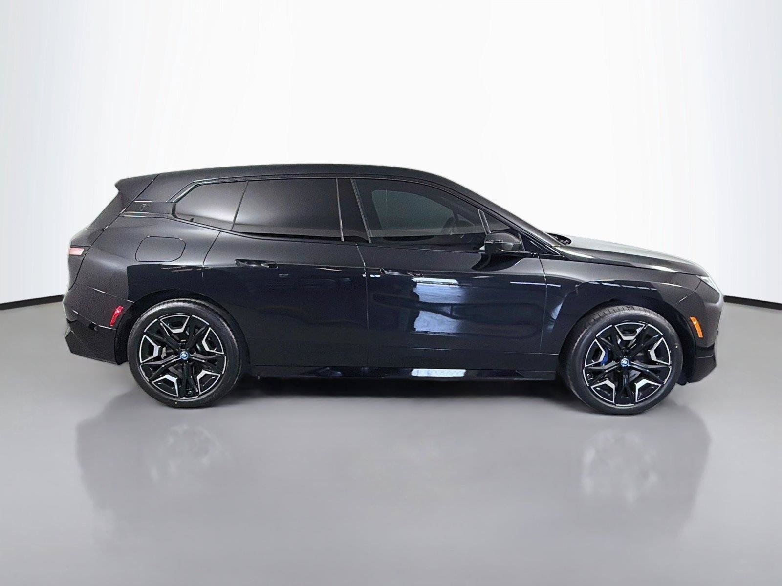 Used 2024 BMW iX xDrive50 w/ Sport Package AWD/4WD image 4