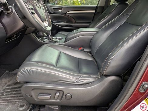 Used 2019 Toyota Highlander XLE image 12