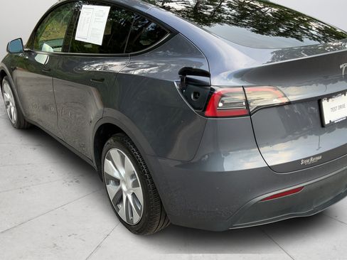 Used 2023 Tesla Model Y AWD image 24