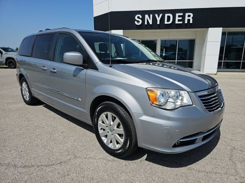 Used 2014 Chrysler Town & Country Touring FWD image 2