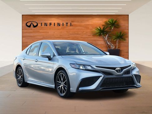 Used 2023 Toyota Camry SE image 3