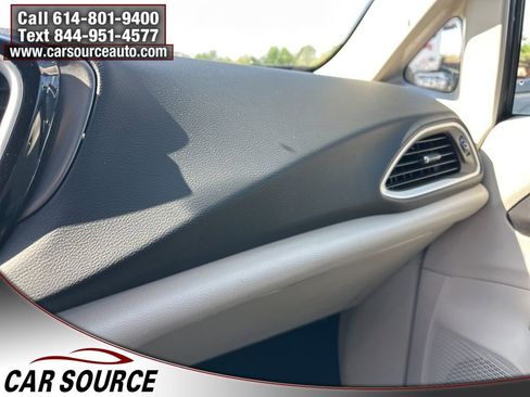 Used 2023 Chrysler Pacifica Touring-L FWD image 18