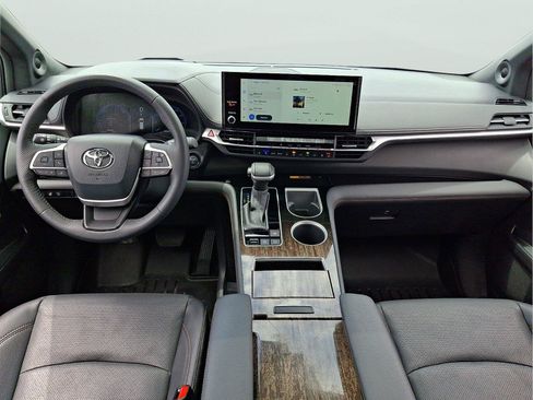 Used 2025 Toyota Sienna Platinum AWD/4WD image 9