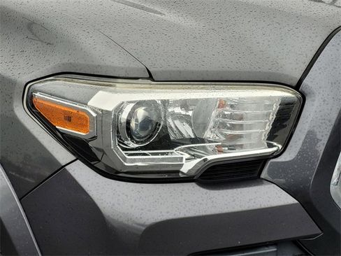 Used 2018 Toyota Tacoma TRD Sport image 11